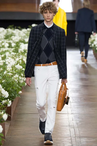 Look 18